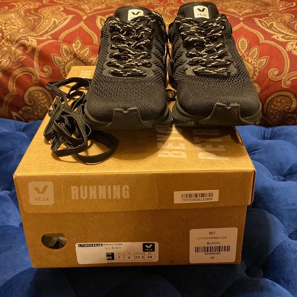 NWT Veja black sneakers EU size 40 (women’s 8 1/2-9/men’s 7).Brand new with box. - Picture 14 of 14